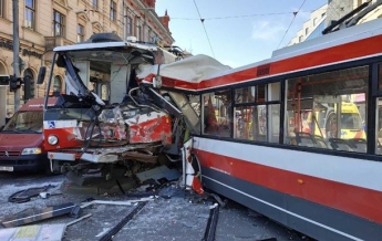 В Чехии 25 человек пострадали в лобовом столкновении трамвая и троллейбуса (фото)