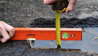 Запорожские дорожники начали измерять глубину ям