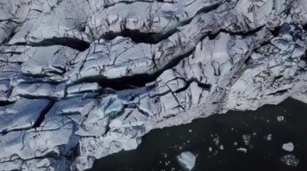 Волна от падения ледника едва не потопила туристов