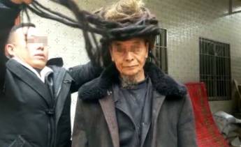 Не стригся 54 года: мужчина отрастил пятиметровые волосы (видео)