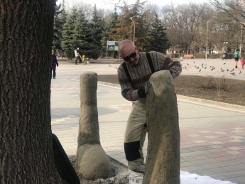Скульптор рассказал тонкости создания руки, поддерживающей дерево (видео)