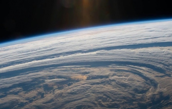Астронавт снял гигантские облачные круги над Землей (фото)