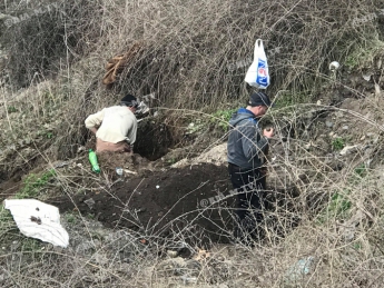 В Мелитополе в центре города в поисках клада люди устроили раскопки (фото)