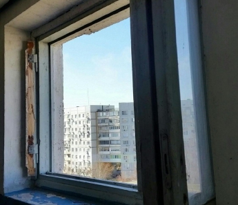 В Запорожской области сильный ветер вырвал окно