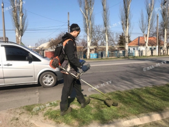 В Мелитополе уже стартовал покос травы – коммунальщики ищут косарей (фото)