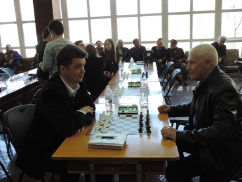 Самому старшему участнику - 90 лет! В Мелитополе дан старт шахматному турниру-мемориалу (фото)