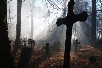 На кладбище обнаружили висящий на могиле труп
