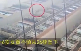 Ребенок выпал с 26 этажа и отделался переломом руки (Видео)