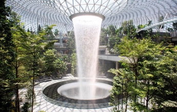 В аэропорту Сингапура построили сады и водопад (видео)