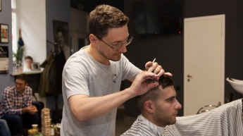 Недовольный стрижкой клиент побрил голову парикмахера