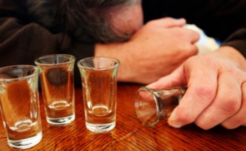 В Запорожской области мужчина и женщина скончались, отравившись суррогатным алкоголем