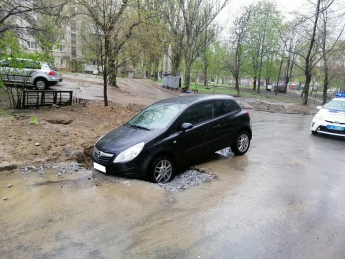 В Запорожье водитель провалился в яму после дорожных работ
