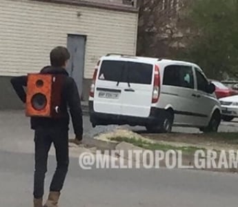 Юный меломан в Мелитополе взорвал соцсети своей колонкой (фото)
