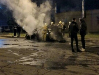 В Мелитополе ночью в центре города дотла сгорела Хонда (фото)