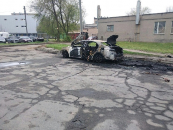 Сгоревшая в Мелитополе Хонда наводит ужас на прохожих (фото)
