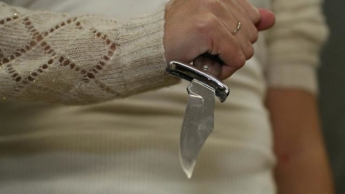 В Запорожье беременная женщина с ножом бросалась на детей (Видео)