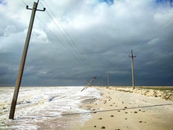 Море наступает - В Кирилловке по дороге на Бирючий в воду ушли электрические столбы (фото)