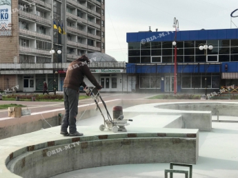 В Мелитополе фонтан на центральной площади готовят к запуску (фото)
