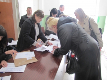Члены участковых комиссий получают бюллетени (фото)