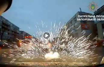 В Запорожье водитель "BMW" выкинул петарду посреди дороги (Видео)