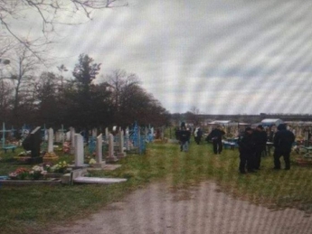 Неадекватные подростки устроили погром на кладбище в Черкасской области