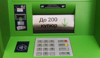 Женщину в Запорожье заметили в необычной позе у банкомата (ФОТОФАКТ)