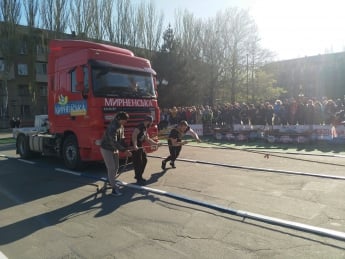 В Мелитополе спортсмены тянули 8-тонный грузовик. Как это было (видео)