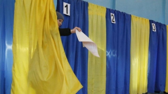 Выборы-2019: мужчина устроил переполох на избирательном участке (видео)