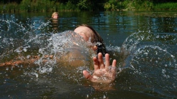 В Харькове ребенок упал в воду и утонул