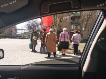 В Мелитополе коммунисты вышли на улицу с красными флагами (фото)