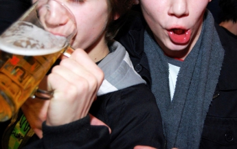 В Запорожье подростки отравились пивом с "Рево"