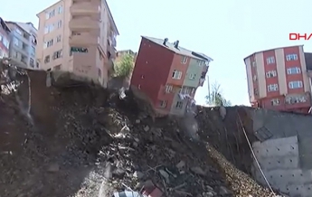 В Стамбуле из-за оползня рухнул четырехэтажный дом