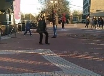 Фестиваль отошел на второй план - зажигательные танцы женщины на площади "рвут" соцсети (видео)