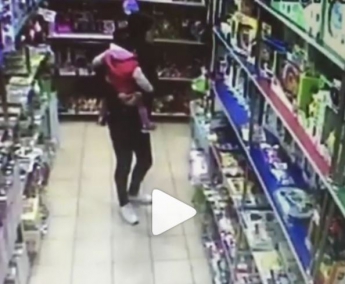 Женщина прятала украденное в курточку ребенку (Видео)
