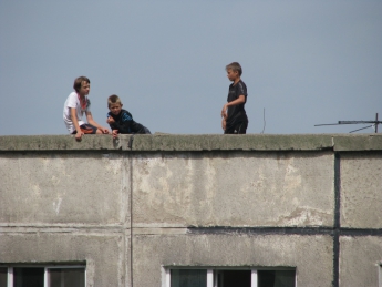 В Запорожье на крыше многоэтажки разгуливали дети (Видео)