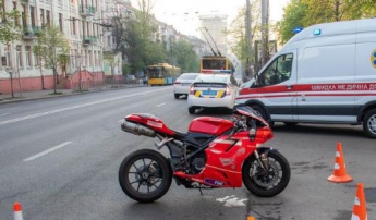 В Киеве Skoda зацепил мотоцикл и унес его на встречку