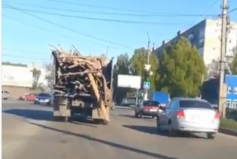 На улице Мелитополе заметили жуткий грузовик (видео)