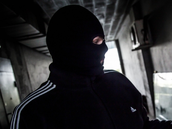 В Запорожской области люди в масках и камуфляже напали на супругов в их доме