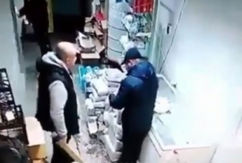 Появилось новое видео, как охранник избивает посетителя в магазине