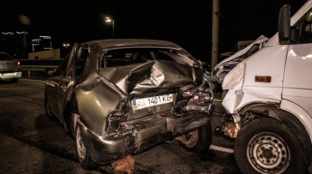 В Киеве столкнулись два авто, есть пострадавшие (видео)