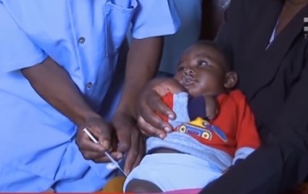 В Африке проводят первую в истории вакцинацию от малярии (видео)