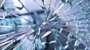В Запорожской области неизвестные выбили в припаркованных машинах стекла (ФОТОФАКТ)