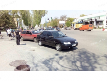 В Мелитополе водители ВАЗов устроили на проспекте «паровозик» (фото)