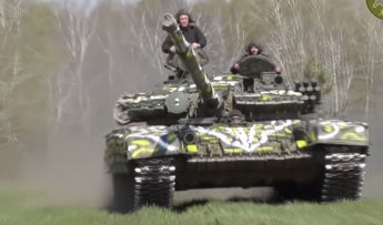 Украинские военные похвастались танком-писанкой (видео)