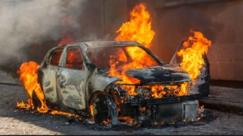 В центре Запорожья 7 спасателей тушили горящий автомобиль