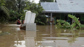 На Индонезию обрушились мощные ливни: жертвами наводнения стали 10 человек