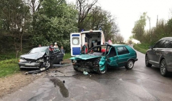 Под Черновцами столкнулись три легковушки, пострадали пять человек