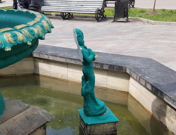 На запорожском курорте вандалы сломали фонтан (Фото)