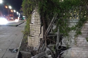 В Мелитополе иномарка снесла забор популярного ресторана (фото)
