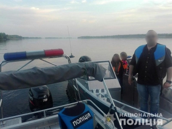 В Запорожской области спасли семью на катере